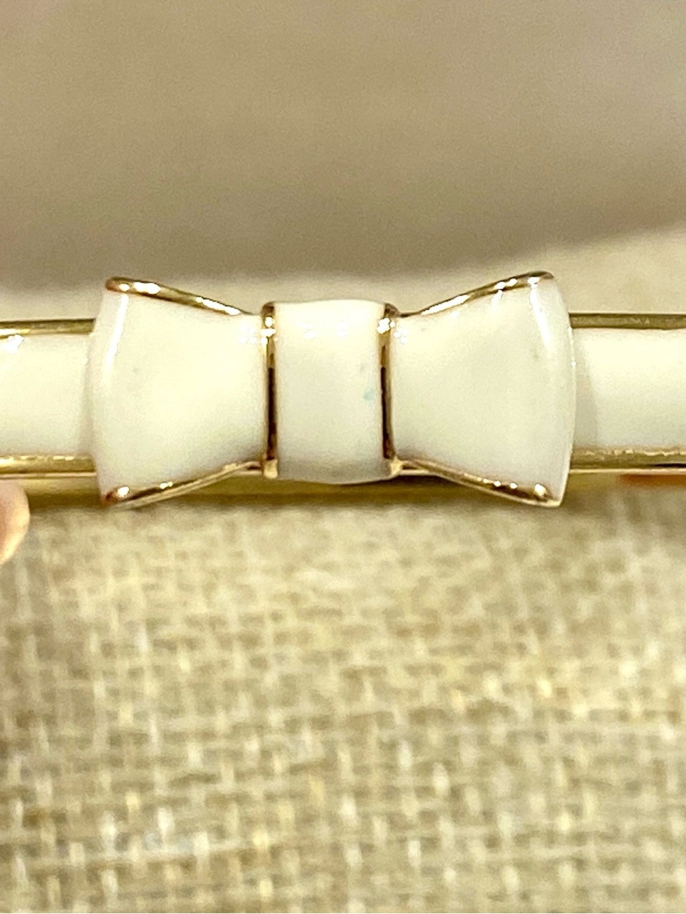 Kate Spade New York Take A Bow Cream Enamel Bangle Bracelet Gold Tone  - Picture 4 of 8